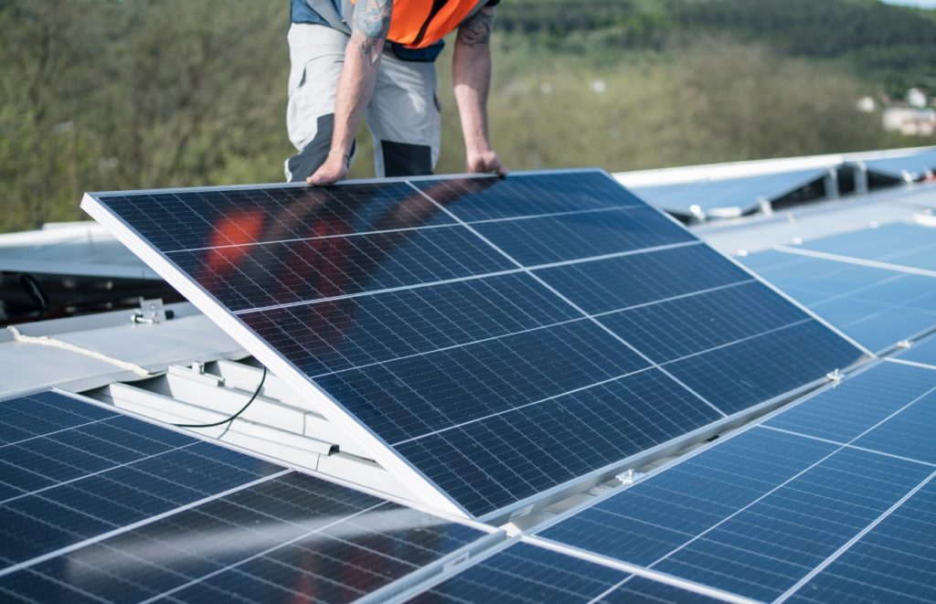 permisos para instalar placas solares aisladas​